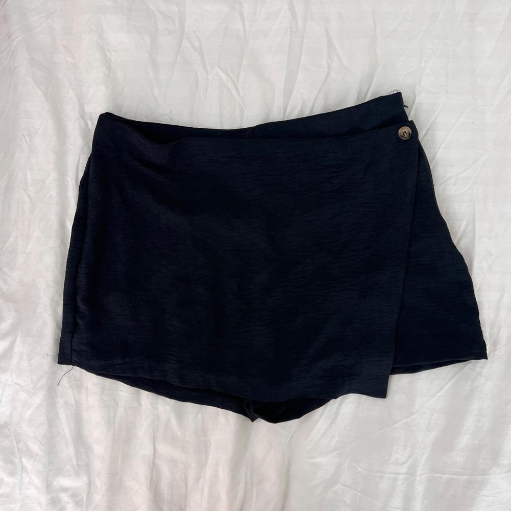 Black crinkle-texture high-waist skort with a wrap front panel